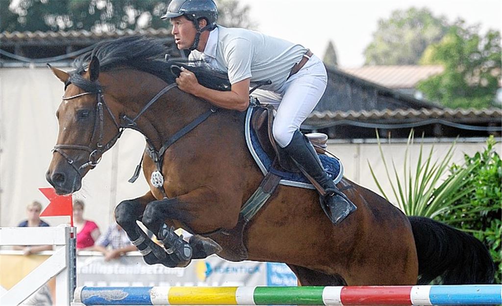 Markus Kölz von der RFG Burkhardshof in Remshalden-Grunbach fliegt im Stechen auf Sheila fehlerfrei und außerdem am schnellsten über die Hindernisse. Fotos: Fotomoment