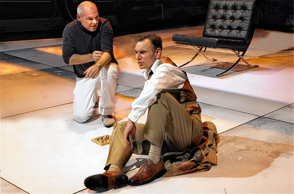 Markus Löchner (li.) als Herbert und Jens Peter als Walter Faber.