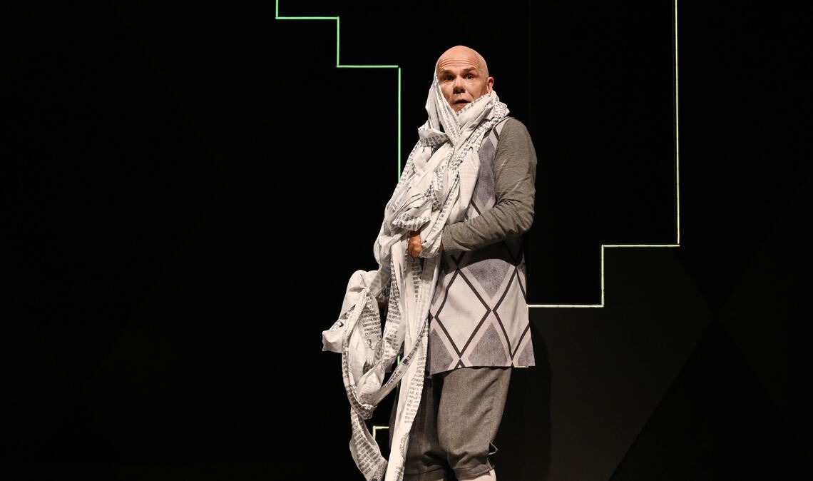 Markus Löchner spielt den „Geizigen“ von Molière. Foto: Theater Pforzheim/Jochen Klenk
