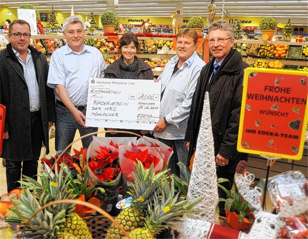 Markus Mannhardt und Petra Karst vom Förderverein der Mörike-Schule erhalten von Martin Schelske und Wolfgang Golly eine Spende überreicht, für die sich auch Schulleiter Dr. Hans-Joachim Blum (v. li.) bedankt.