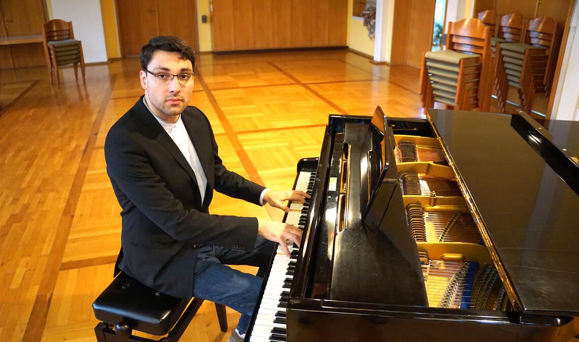 Markus Piringer am frisch sanierten Flügel in der Mühlacker Paul-Gerhardt-Kirche. Foto: Bastian