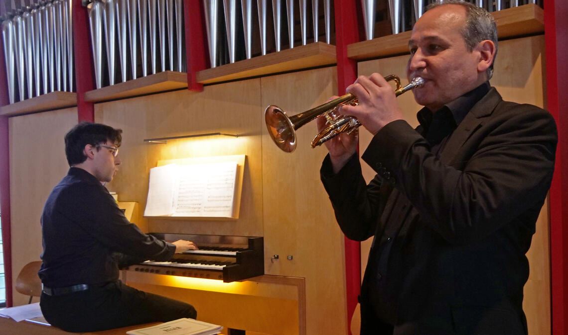 Markus Piringer an der Mönch-Orgel in der Pauluskirche mit Trompeter Rozmurat Arnakuliev. Foto: Archiv