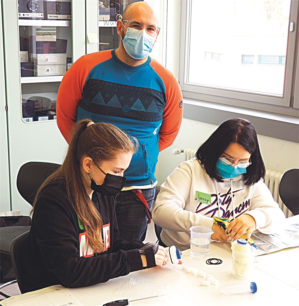 Markus Pusch freut sich über das konzentrierte Arbeiten der Schülerinnen Annabelle Mauch (li.) und Jessy Walz (re.) bei einem Experiment zur Wärmeisolierung.Foto: Müller