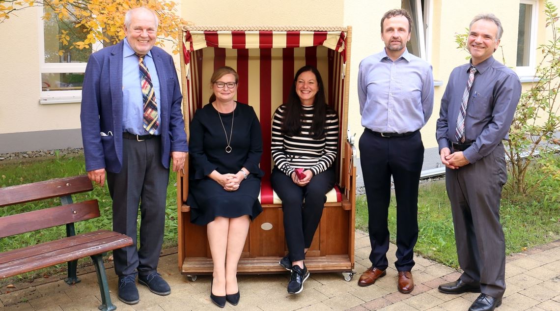 Markus Schellinger (v. re.) legt die Leitung von St. Clara in die Hände von Thomas Schopp. Angela Adam, Vorsitzende des Fördervereins St. Clara, Pia Theresia Franke, Vorständin der Keppler-Stiftung, und Bürgermeister-Stellvertreter Klaus Kluge freuen sich über die vorbildhafte Entwicklung der vergleichsweise junge Senioreneinrichtung in Illingen. Foto: Goertz