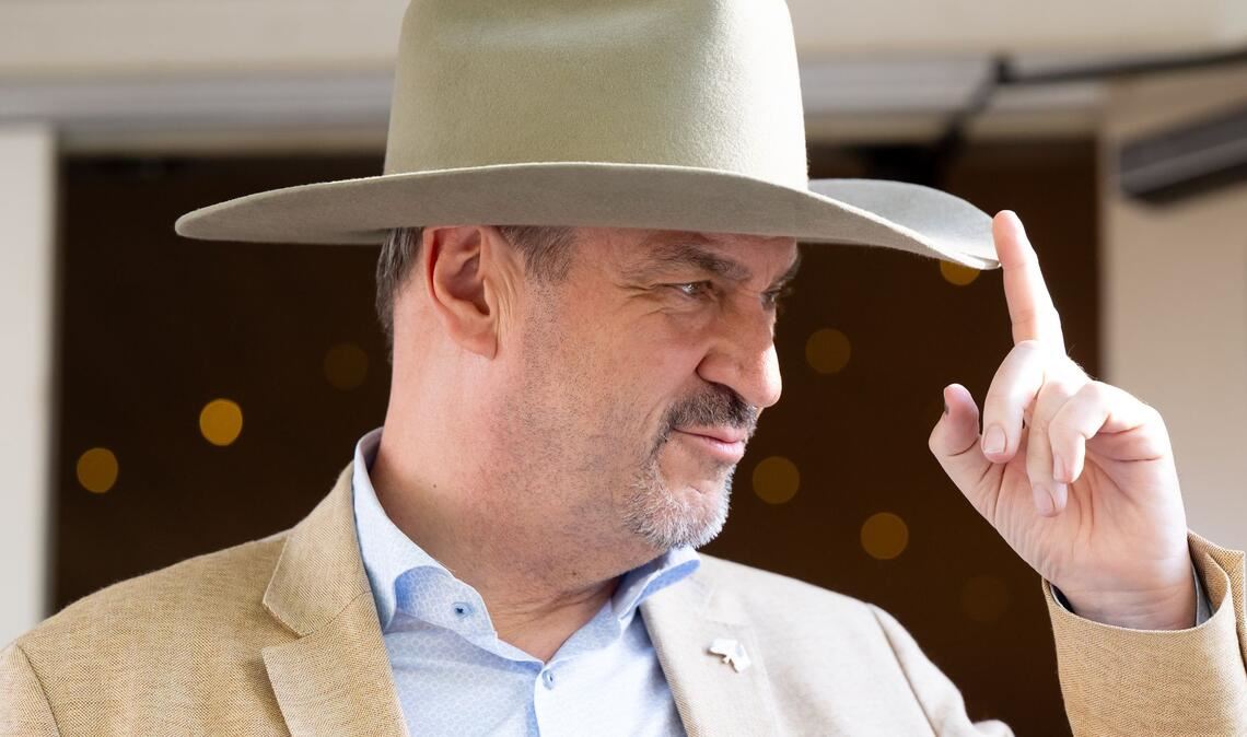Markus Söder (CSU), Ministerpräsident von Bayern, besucht die George Ranch in den USA und trägt einen Cowboyhut bei einem Empfang.