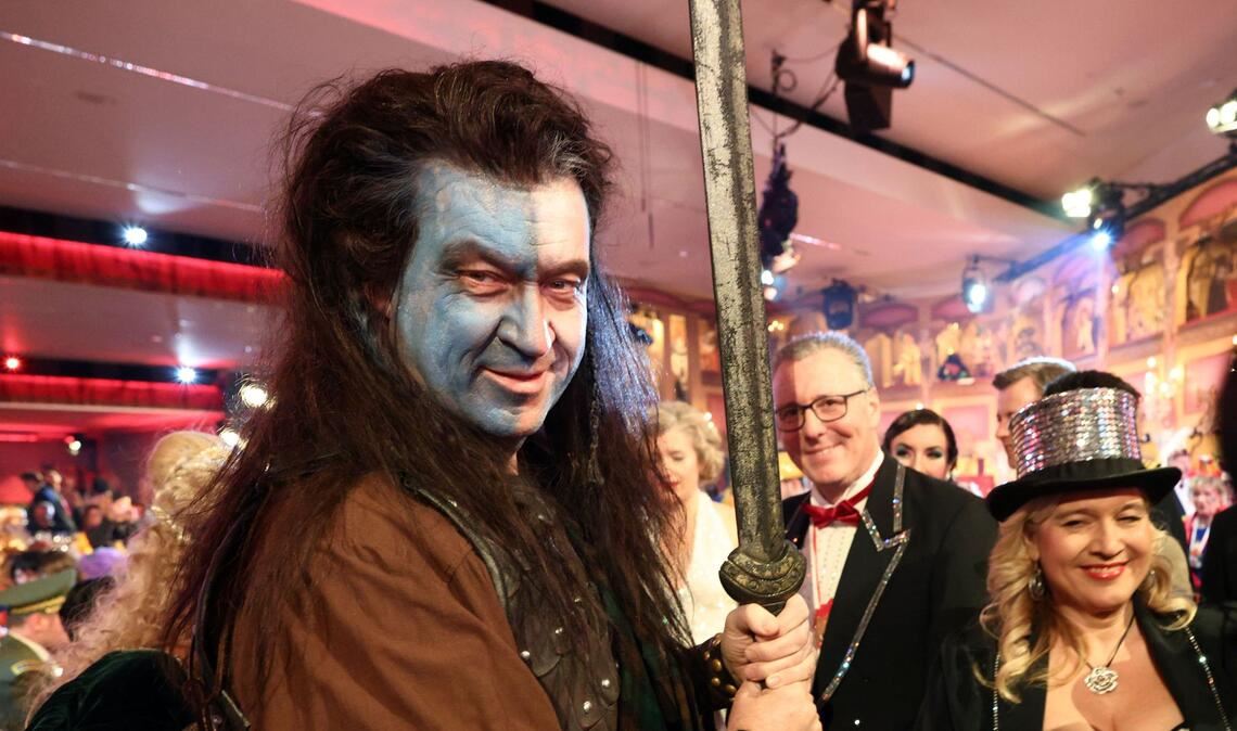 Markus Söder (l, CSU), Ministerpräsident von Bayern, nimmt als „Braveheart“ an der BR-Livesendung „Fastnacht in Franken“ in den Mainfrankensälen teil.