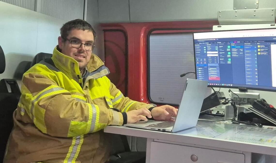 Markus Straub zeigt seine Software. Seit Anfang des Jahres kommt sie bei seiner Heimatfeuerwehr zum Einsatz.
