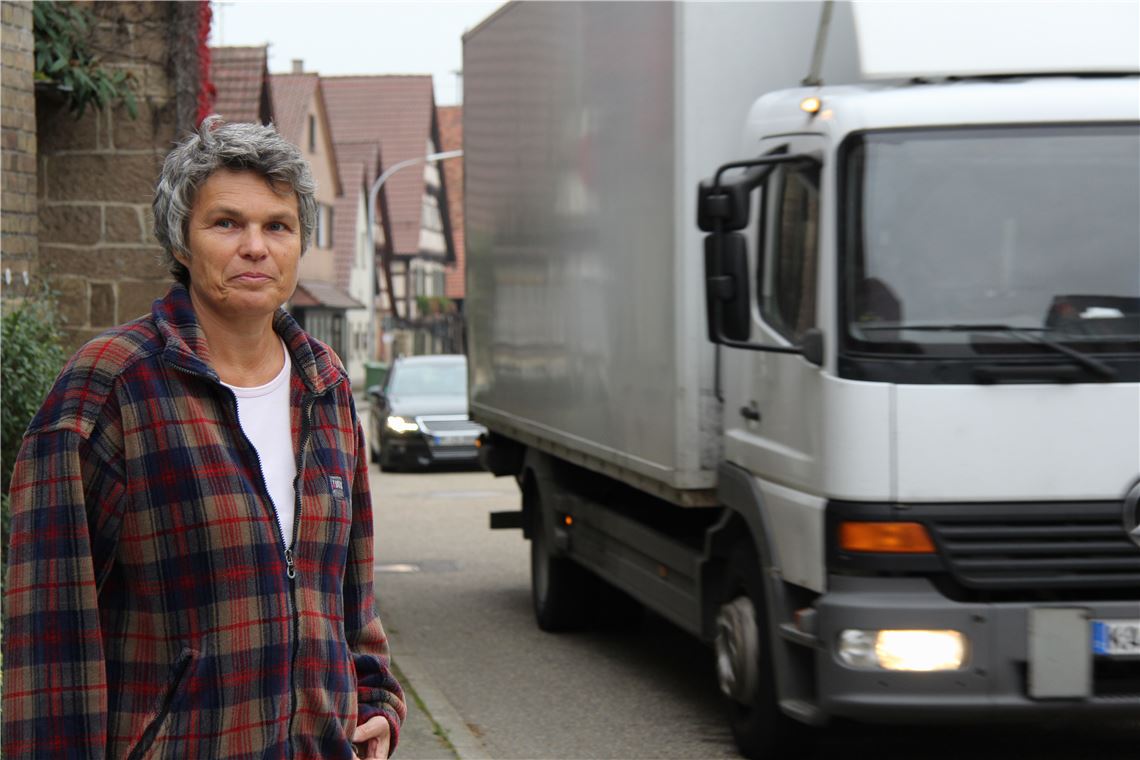 Marlies Schneider ärgert sich, dass die LKW-Fahrer das Durchfahrtsverbot durch Schmie ignorieren. (Foto: Recken)