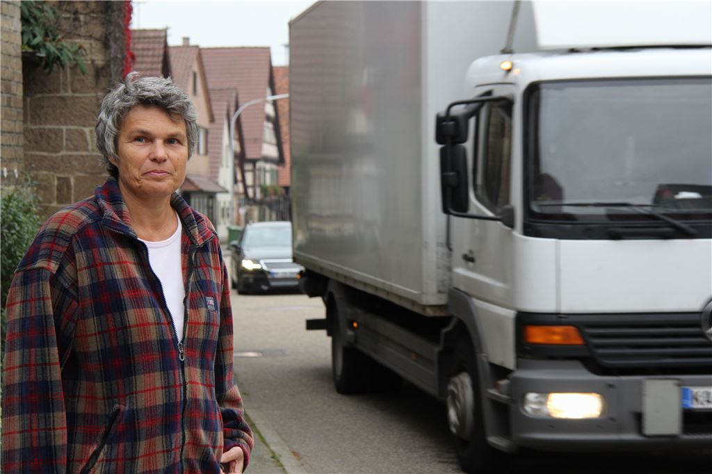 Marlies Schneider ärgert sich, dass die LKW-Fahrer das Durchfahrtsverbot durch Schmie ignorieren. (Foto: Recken)