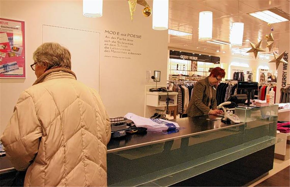Marliese Weihing (re.) vom Modehaus Sämann hat am ersten Geschäftstag nach Weihnachten schon am Morgen allerhand umgetauscht.