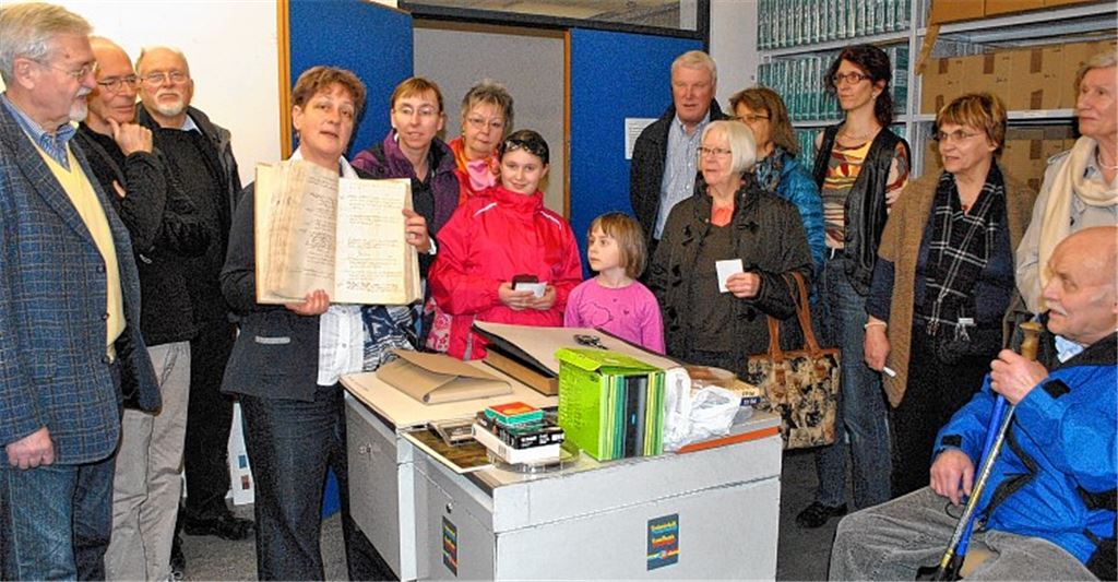 Marlis Lippik führt durch das Mühlacker Stadtarchiv und gibt einen Einblick in die historischen Schätze, die im Rathaus aufbewahrt werden.