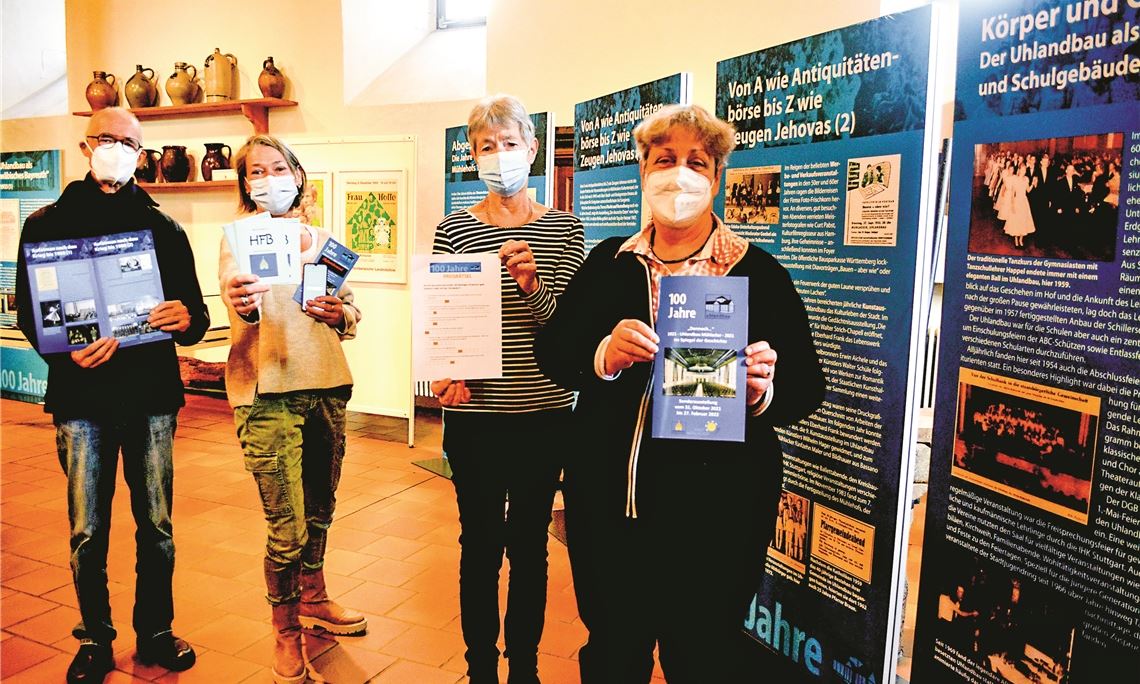 Marlis Lippik (v.re.), Christiane Bastian-Engelbert, Claudia Heiler und Wolfgang Rieger stellen die neue Broschüre zur Uhlandbau-Ausstellung und ein interaktives Museumsspiel für Kinder vor. Foto: Stahlfeld