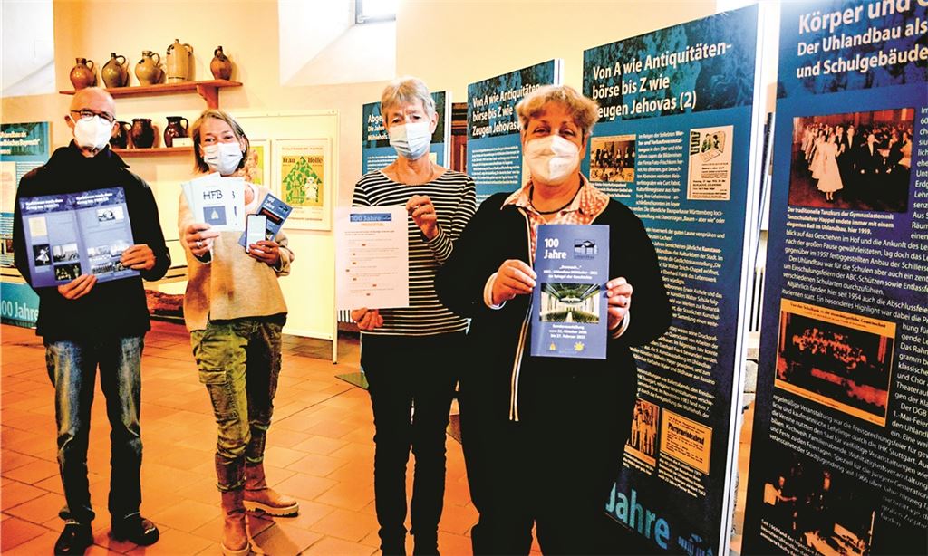 Marlis Lippik (v.re.), Christiane Bastian-Engelbert, Claudia Heiler und Wolfgang Rieger stellen die neue Broschüre zur Uhlandbau-Ausstellung und ein interaktives Museumsspiel für Kinder vor. Foto: Stahlfeld