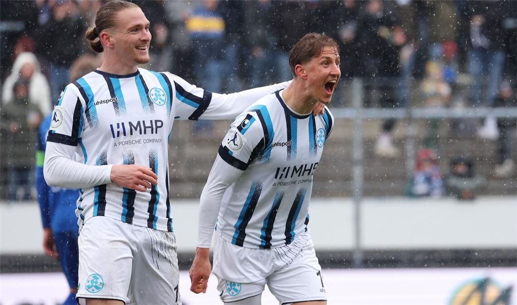 Marlon Faß (li.), Nico Fundel: Zwei Kicker-Torschützen jubeln.