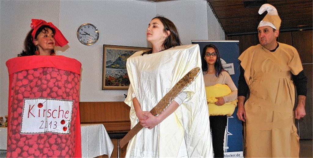 Marmelade und Co. sind sich nicht ganz grün: Beim Sketch der interkulturellen Theatergruppe gibt es keine Diskussion am Frühstückstisch, sondern auf dem Frühstückstisch.