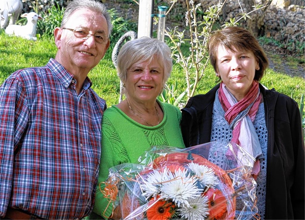 Martha Jung aus der Vertriebsabteilung (re.) übergibt den Blumengruß an Annemarie und Wilhelm Gaissert aus Enzberg.