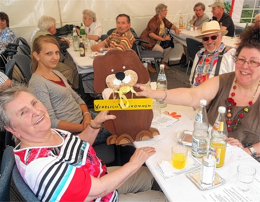 Martha Poppe (li.) wohnt seit zehn Jahren im DRK-Seniorenzentrum. Foto: Fotomoment