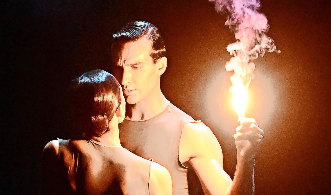 Martí Paixà, hier mit Rocio Aleman in Marco Goeckes Duett „Nachtmerrie“, ist einer der vielseitigsten Solisten des Stuttgarter Balletts.