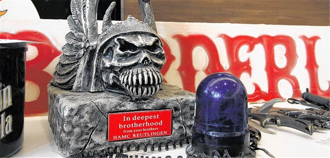 Martialische Symbole und Waffen beschlagnahmte die Polizei bei den Pforzheimer Hells Angels nach dem Verbot ihres Charters. Jetzt stehen ehemalige Mitglieder der Gruppe wegen einer Schlägerei in Pforzheim vor Gericht. Sie sollen Mitglieder der Türstehervereinigung „United Tribuns“ in einen Hinterhalt gelockt haben.