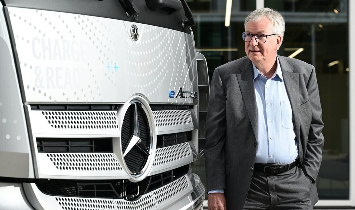 Martin Daum, der Vorstandsvorsitzende des Nutzfahrzeugherstellers Daimler Truck, vor einem eActros Lastwagen.