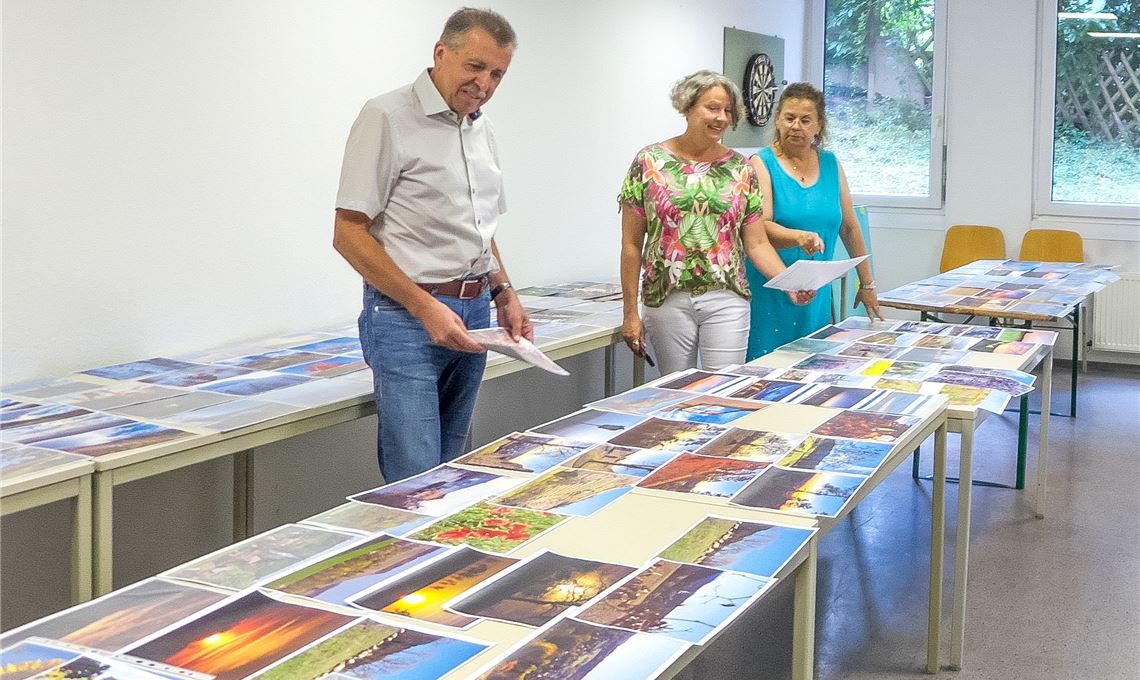 „Begeisterung fürs Leben ausstrahlen“ Martin Dedorath, Claudia Schäfer (Mitte) und Martina Haußmann sichten die Einsendungen. Welche Motive schaffen es in den Kalender für 2023? Foto: privat