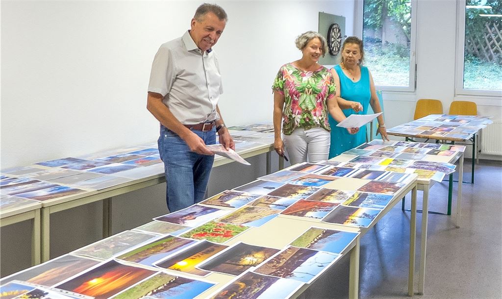 Martin Dedorath, Claudia Schäfer (Mitte) und Martina Haußmann sichten die Einsendungen. Welche Motive schaffen es in den Kalender für 2023? Foto: privat