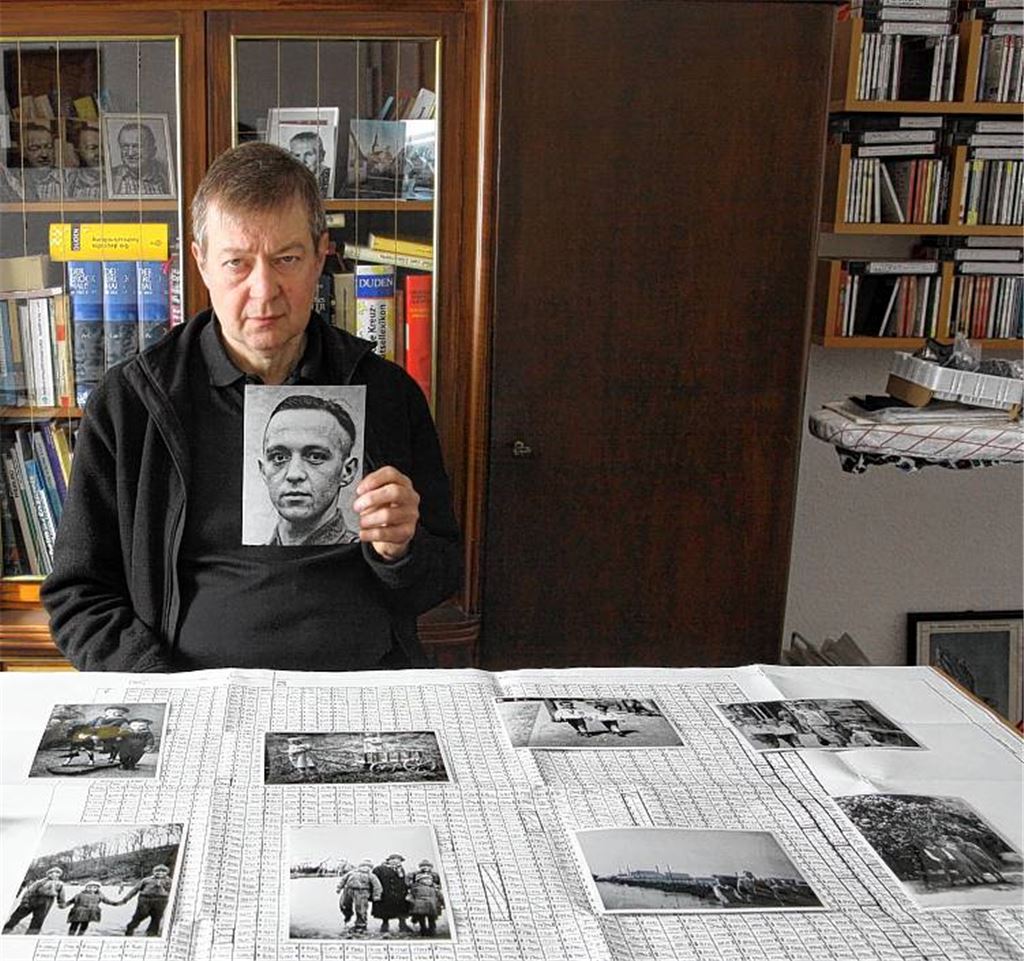 Martin E. Kautter mit dem Foto seines Onkels Erich: Auf dem Tisch liegt ein Plan, in dem das Grab des Grenadiers aus Mühlacker verzeichnet ist. Erich Kautter, der 1943 im Alter von 18 Jahren starb, ist einer von 40000 deutschen Soldaten, die im ukrainischen Charkow beigesetzt sind. 