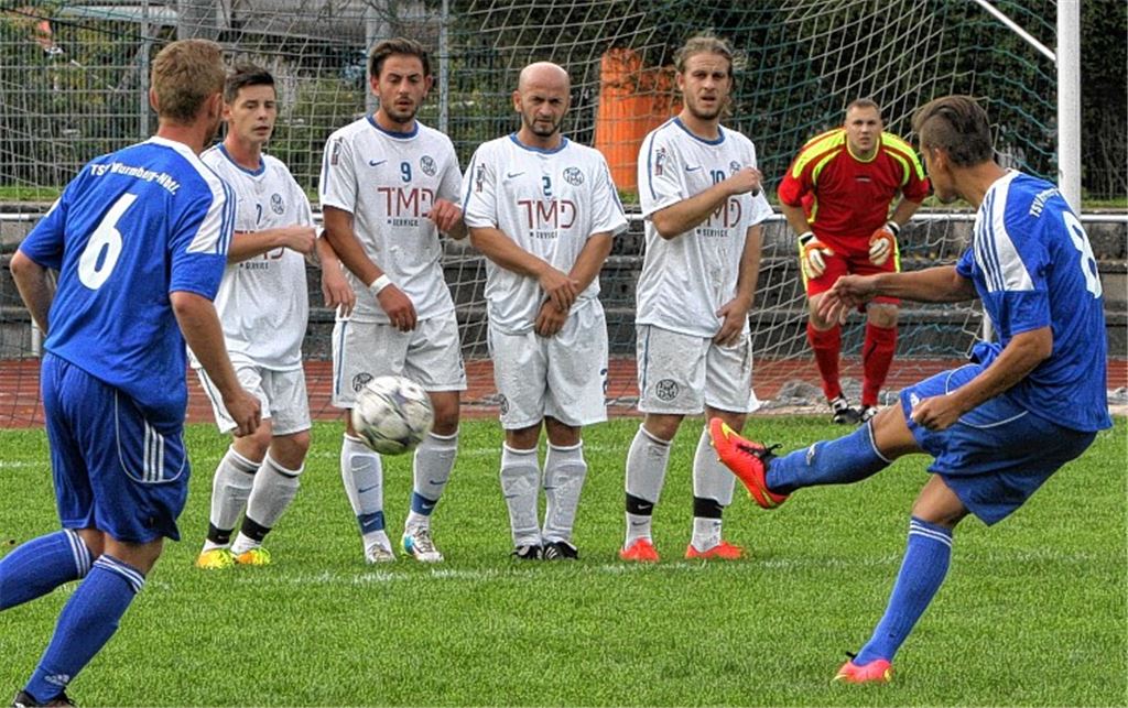 Martin Eberle (li.) und Doppel-Torschütze Karsten Wolf (re.) beim Freistoß. Die Defensive der Fvgg 08 Mühlacker (in Weiß) bekommt gegen den Tabellenführer viel Arbeit, mehrmals pariert Kai Grausam (Hintergrund) mit Glanzreflexen. Foto: Eigner