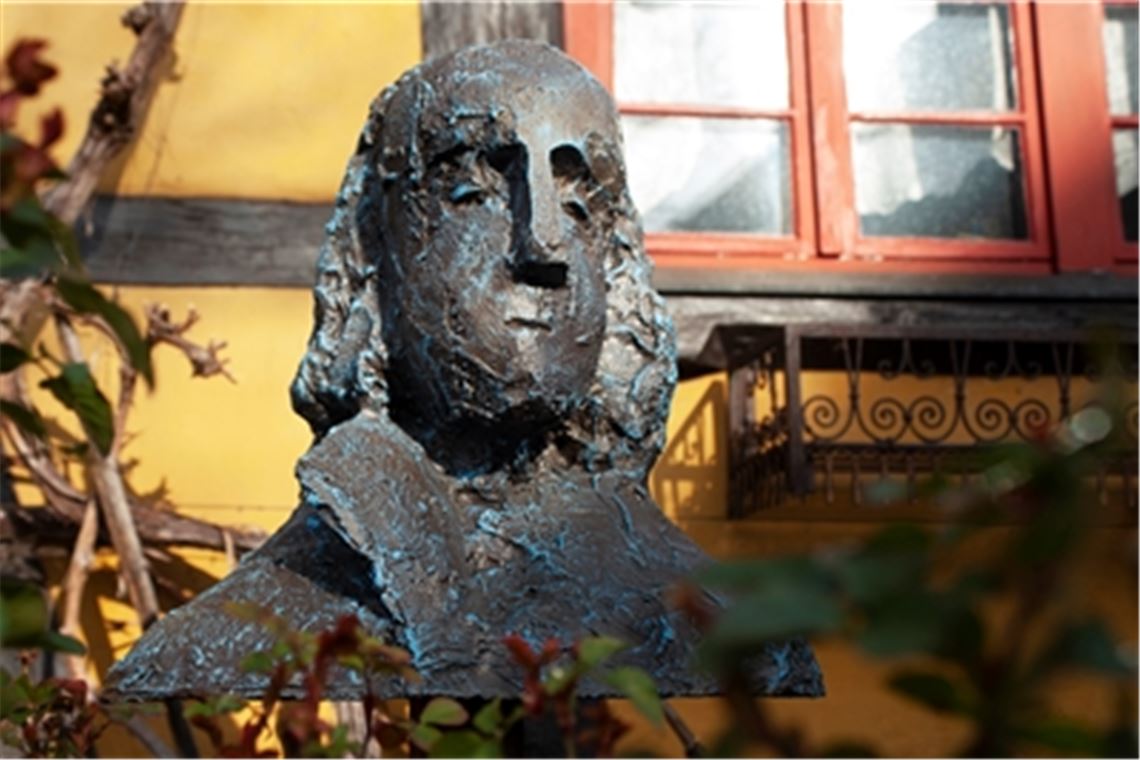 Martin Ehlers berichtet über Friedrich Hölderlins Leben und Umfeld in Maulbronn. Eine Büste erinnert auf dem Maulbronner Schafhof an den Dichter. Archivfoto: Fotomoment