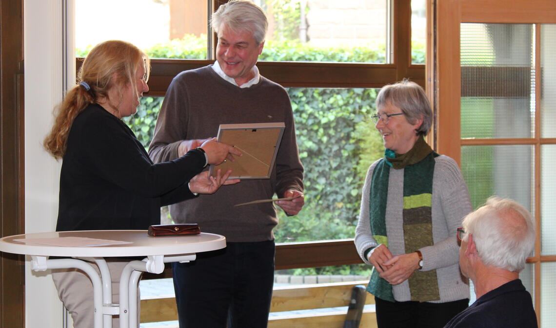 Martin Ehlers nimmt in der Postscheuer die Ehrenurkunde entgegen. Foto: privat