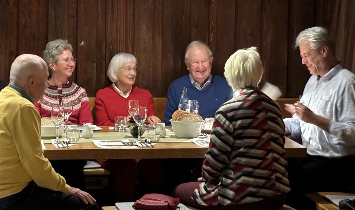 Martin Ehlers (re.) schlägt vor sichtlich gut unterhaltenen Besucherinnen und Besuchern im rustikalen Eselstall des Klosters einen weiten historischen Bogen. Foto: privat