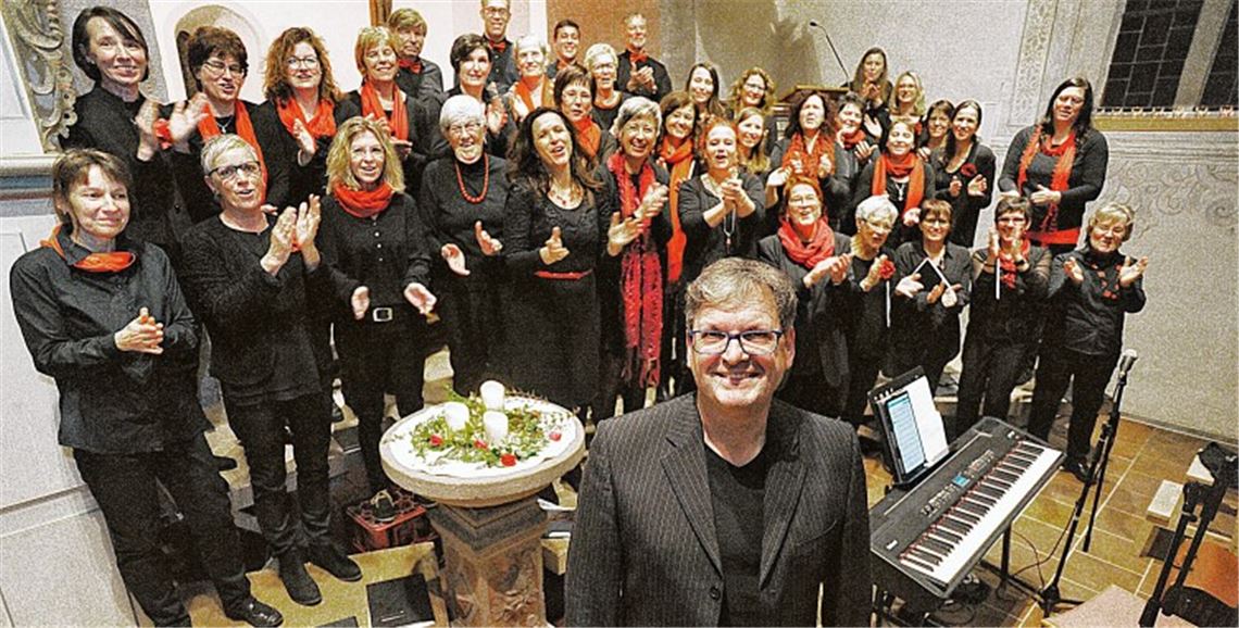 Martin Falk (vorne) erhält reichlich Beifall für seine 25-jährige Chorleitertätigkeit.Fotomoment