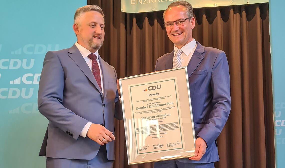 Martin Gegenheimer (li.) übergibt als neuer CDU-Kreisvorsitzender die Ehrenurkunde an seinen Vorgänger Gunther Krichbaum.