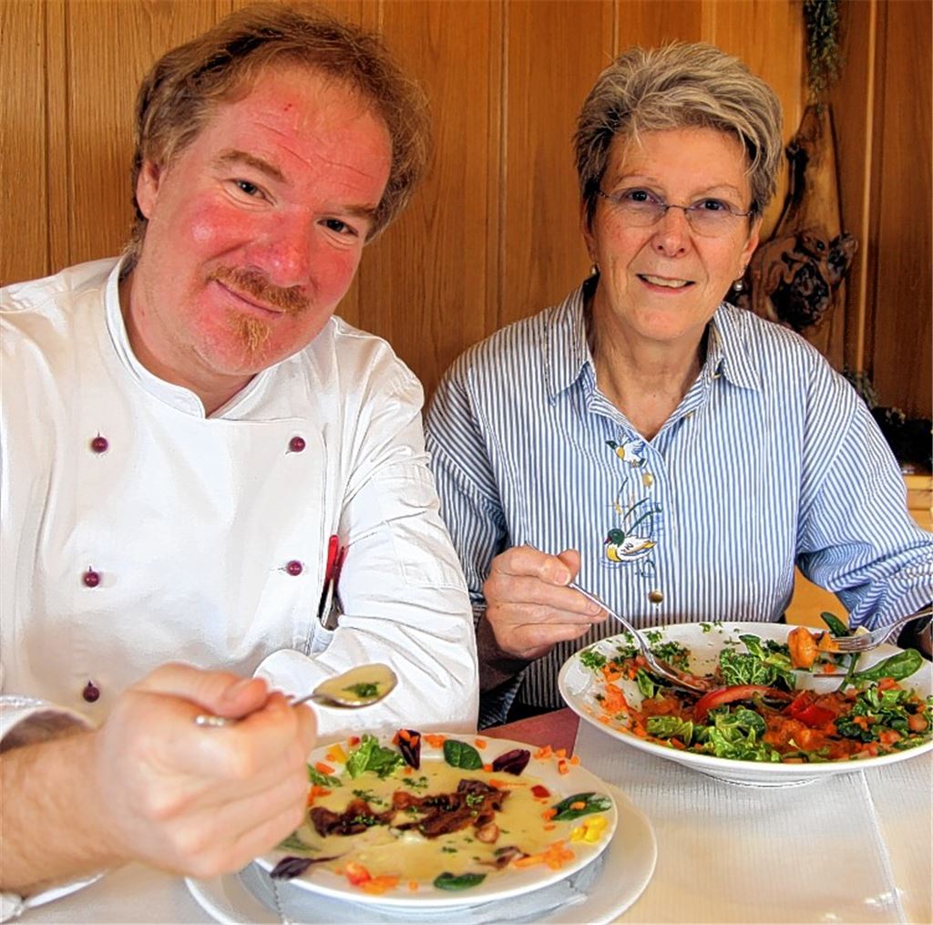 Martin Kirschner und Else Beuchle lassen sich Waldensergerichte schmecken