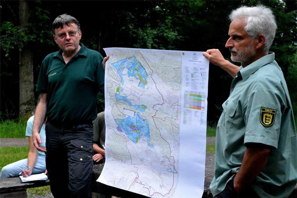 Martin Köllner und Rolf Esslinger zeigen auf einer Karte die Bestände der einzelnen Baumarten im Illinger Gemeindewald.Stahlfeld