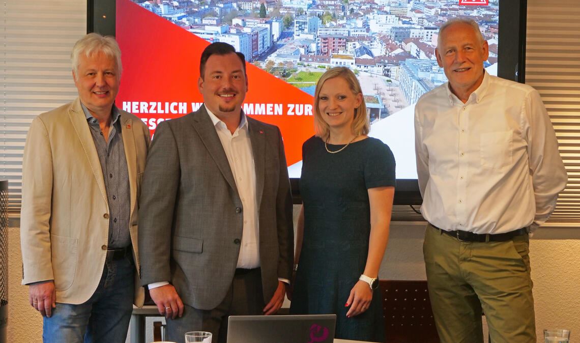 IG Metall mit neuer Führungsriege Martin Kolb (li.) und Martin Kunzmann (re.) begrüßen das neue Führungsduo Martina Walter und Tom Wolters. Foto: Friedrich