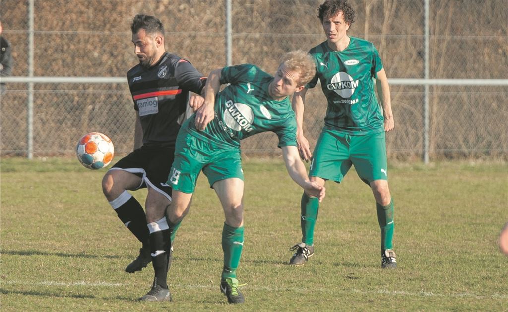 Martin Kowollik von der SpVgg Zaisersweiher (grünes Trikot) kämpft mit seinem ehemaligen Teamkollegen Ilyas Özcan, der jetzt für Wimsheim spielt, um den Ball.Foto: Fotomoment