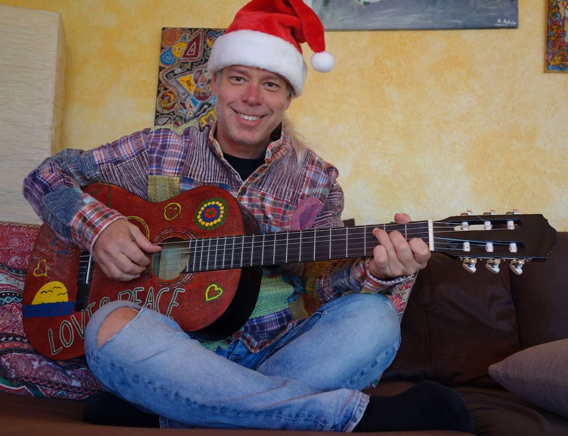 Martin Kuhnle hat ein weihnachtliches Gitarrenalbum für Anfänger veröffentlicht. Foto: privat
