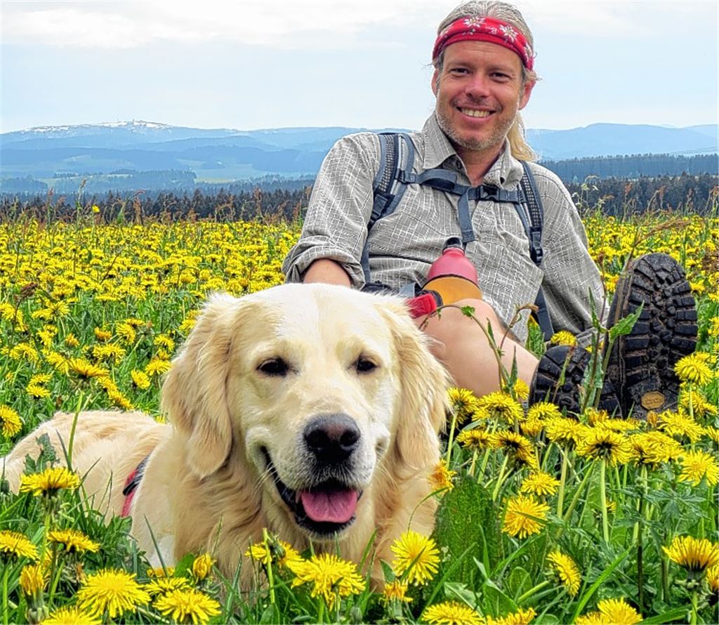 Martin Kuhnle ist davon überzeugt, dass Wandern mit einem vierbeinigen Begleiter glücklich macht. Mit Marley hat der Ötisheimer Buchautor und Musiklehrer im Schwarzwald bereits Tausende von Kilometern zurückgelegt. 