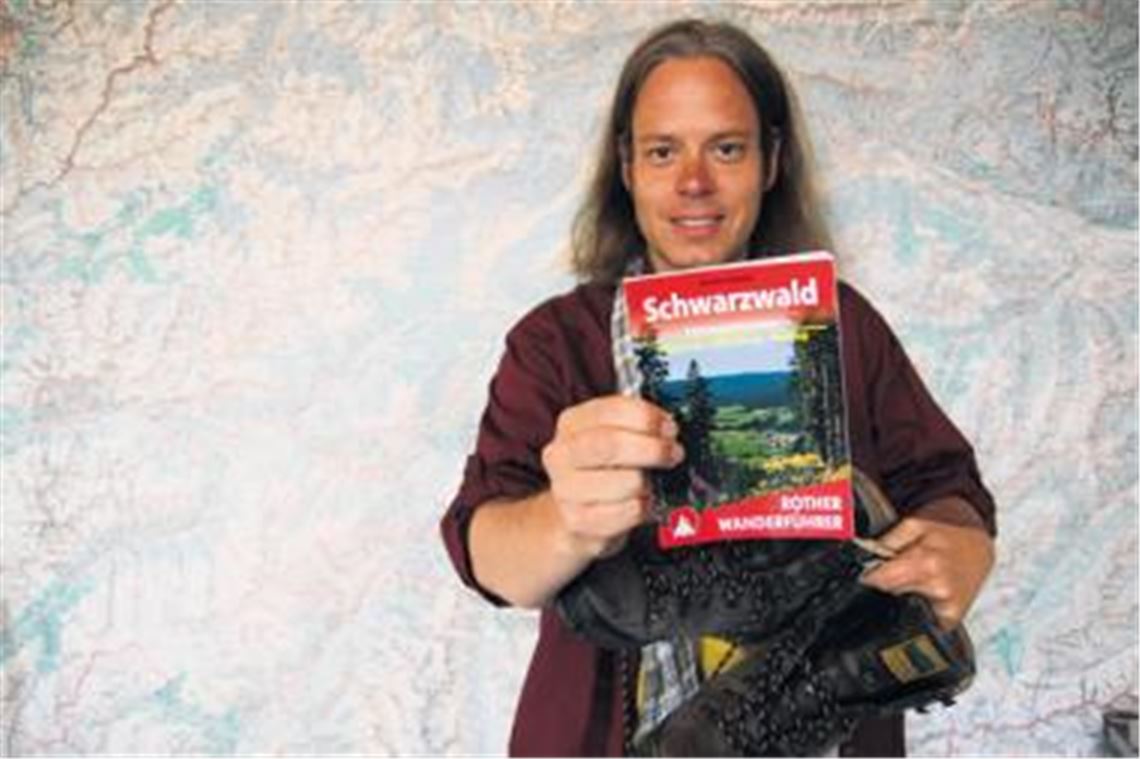 Martin Kuhnle mit Wanderführer: Bis zur Veröffentlichung war es im Wortsinn ein weiter Weg.
Foto: Disselhoff