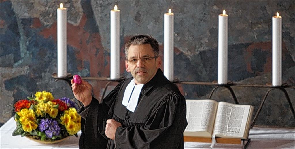 Martin Merdes findet, dass das Ei an Ostern ein ganz wichtiges Symbol ist. Foto: Huber