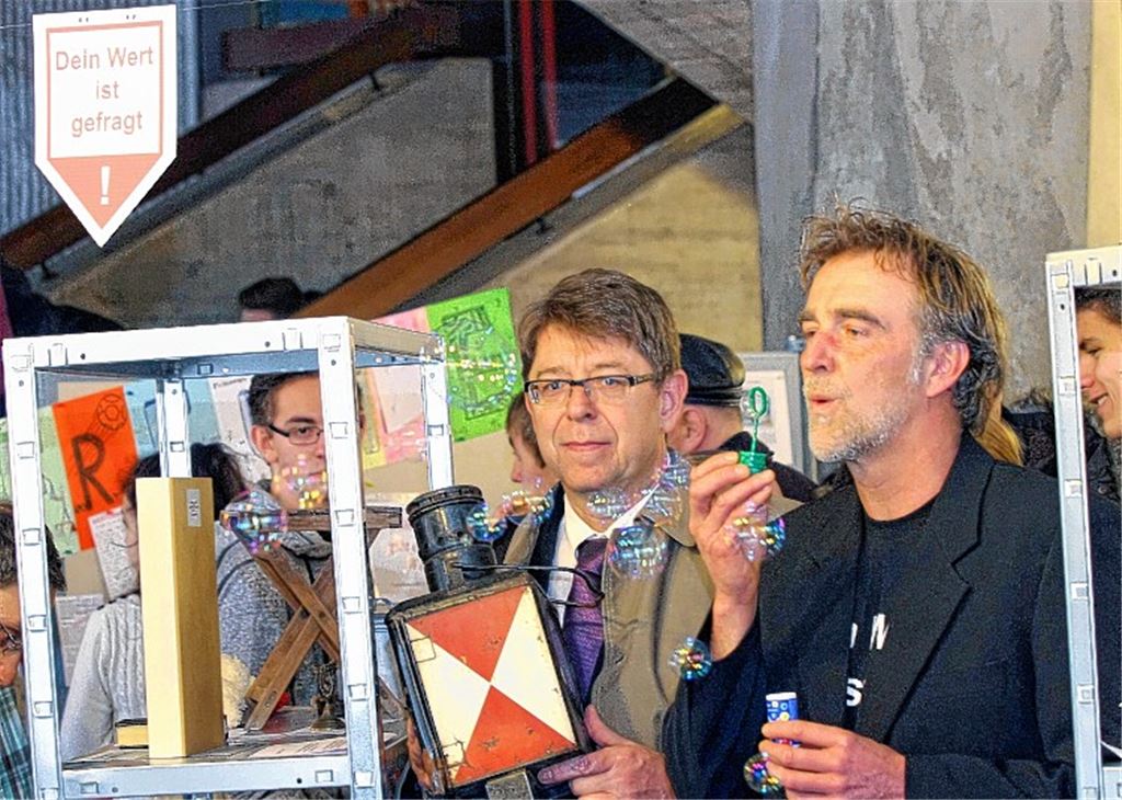 Martin Müller stellt eine Zugschluss-Laterne mit symbolhafter Bedeutung in das Regal des Werteladens. In den Augen von Künstler Stephan Us sind Seifenblasen als flüchtige, klare, schwebende Glücksmomente sehr wertvoll.