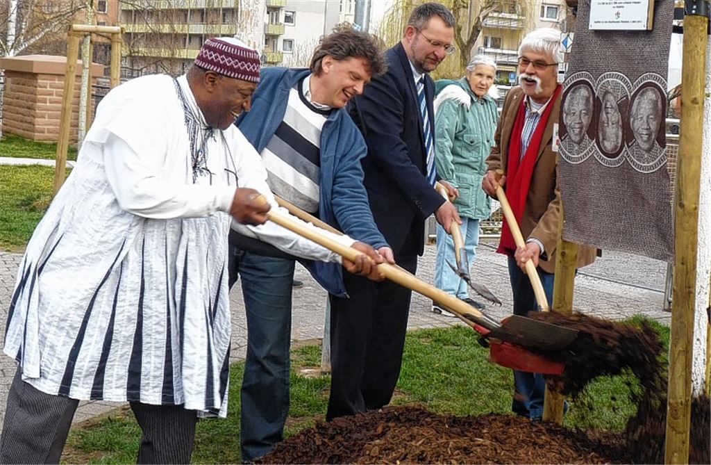 Martin Nngoubamdjum aus Kamerun, Pfarrer Hans Gölz-Eisinger, Oberbürgermeister Gert Hager und Jens Kück, Erster Vorstand der Naturfreunde Pforzheim (v. li.). Foto: privat