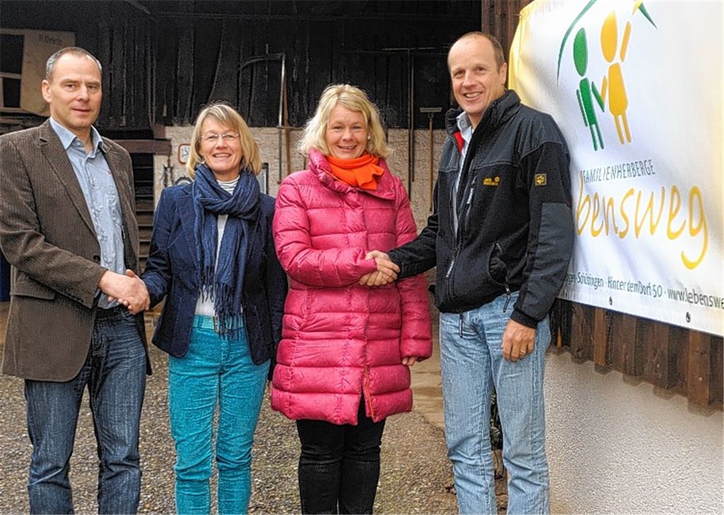 Martin Pleick (li.) und Martin Lang übergeben die 2000-Euro-Spende der Firma Noma an Karin Eckstein (2.v.li.) und Sabine Speidel-Schüle vom Förderverein.