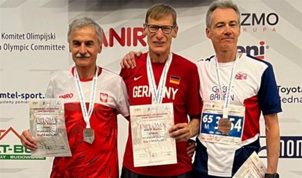 Martin Rapp aus Mühlacker (Mitte) holt den EM-Titel im Marathon in der Altersklasse M65. Foto: privat