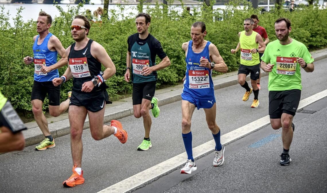 Martin Rapp (im blauen Trikot/re.) in Aktion. Den Marathon läuft er in deutlich unter drei Stunden.