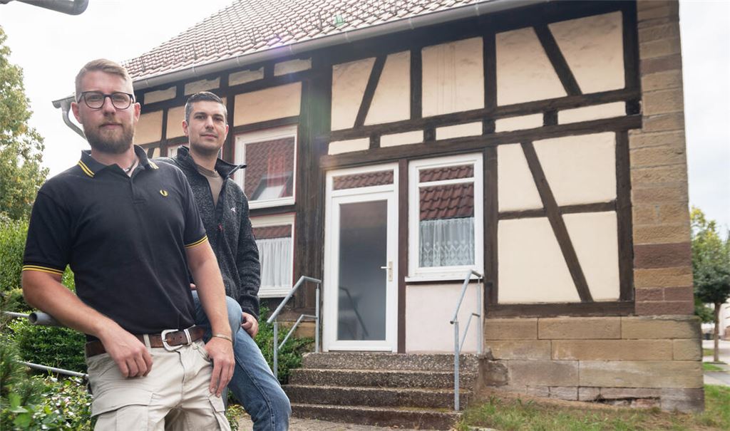 Martin Rothfritz, dritter Vorsitzender des Schwäbischen Kulturvereins Zaisersweiher (li.), und Vereinsmitglied Aron Kicherer vor dem künftigen Vereinsheim. Foto: Fotomoment