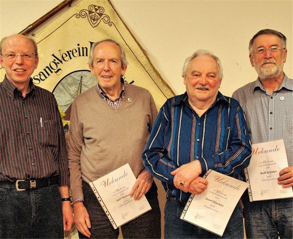 Martin Schaufelberger (li.) ehrt Rolf Schäfer, Josef Glückler und Rolf Theurer (v. re.). Foto: Appich