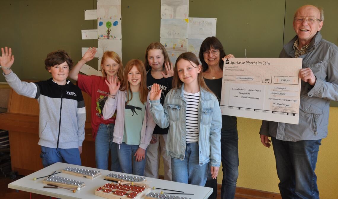 Martin Schaufelberger übergibt die Spende an den Grundschulchor. Foto: privat