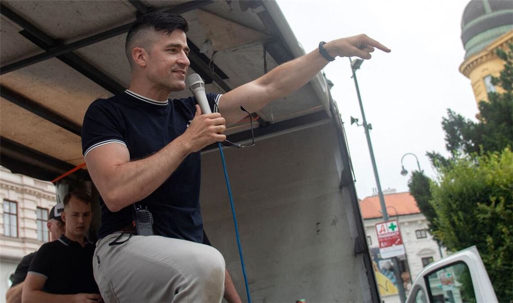 Martin Sellner auf einer Demonstration in Wien, 2024 (Archivbild)